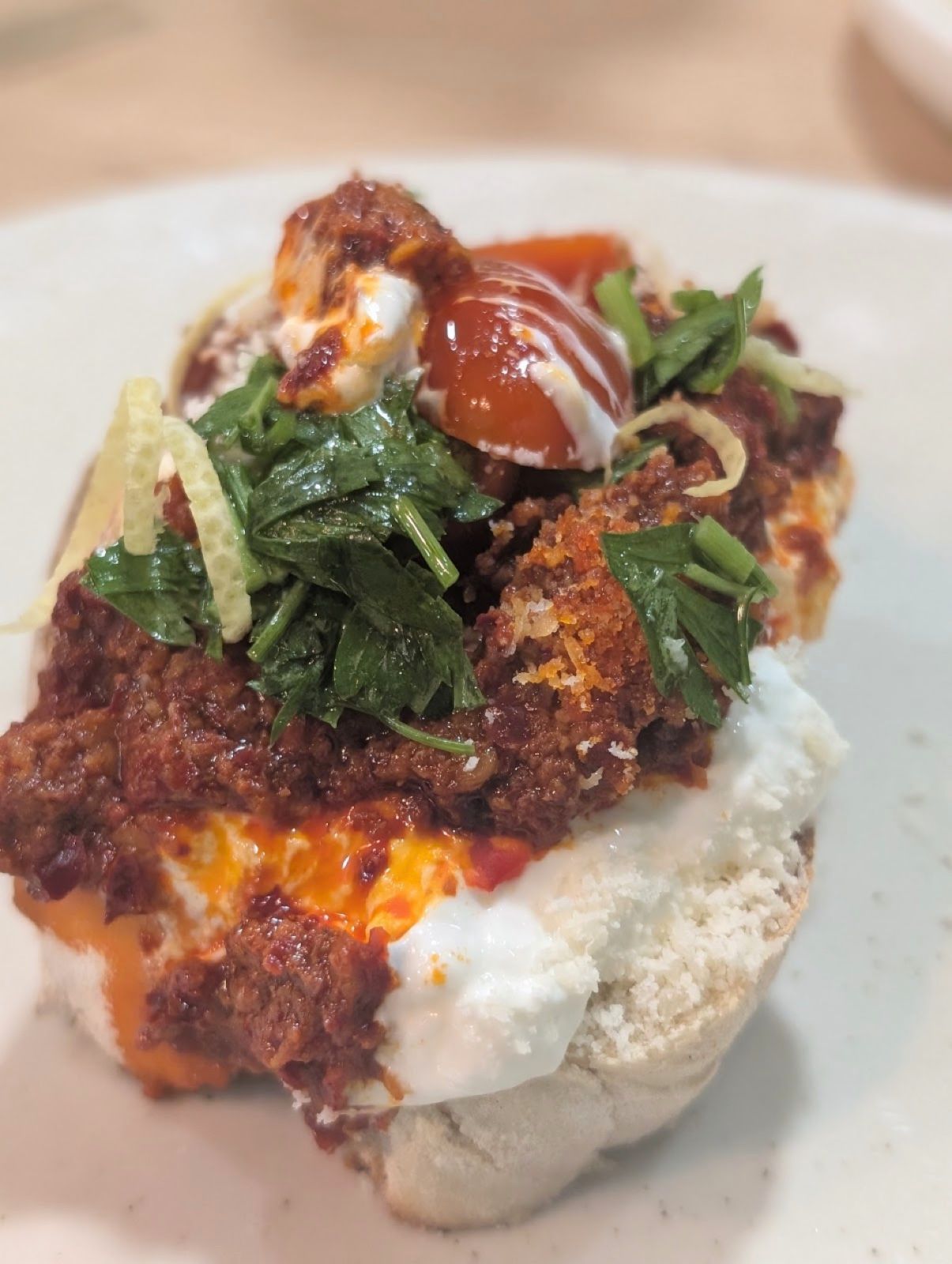 Burrata, nduja, tomate cherry, gremolata caseira e zest de limão