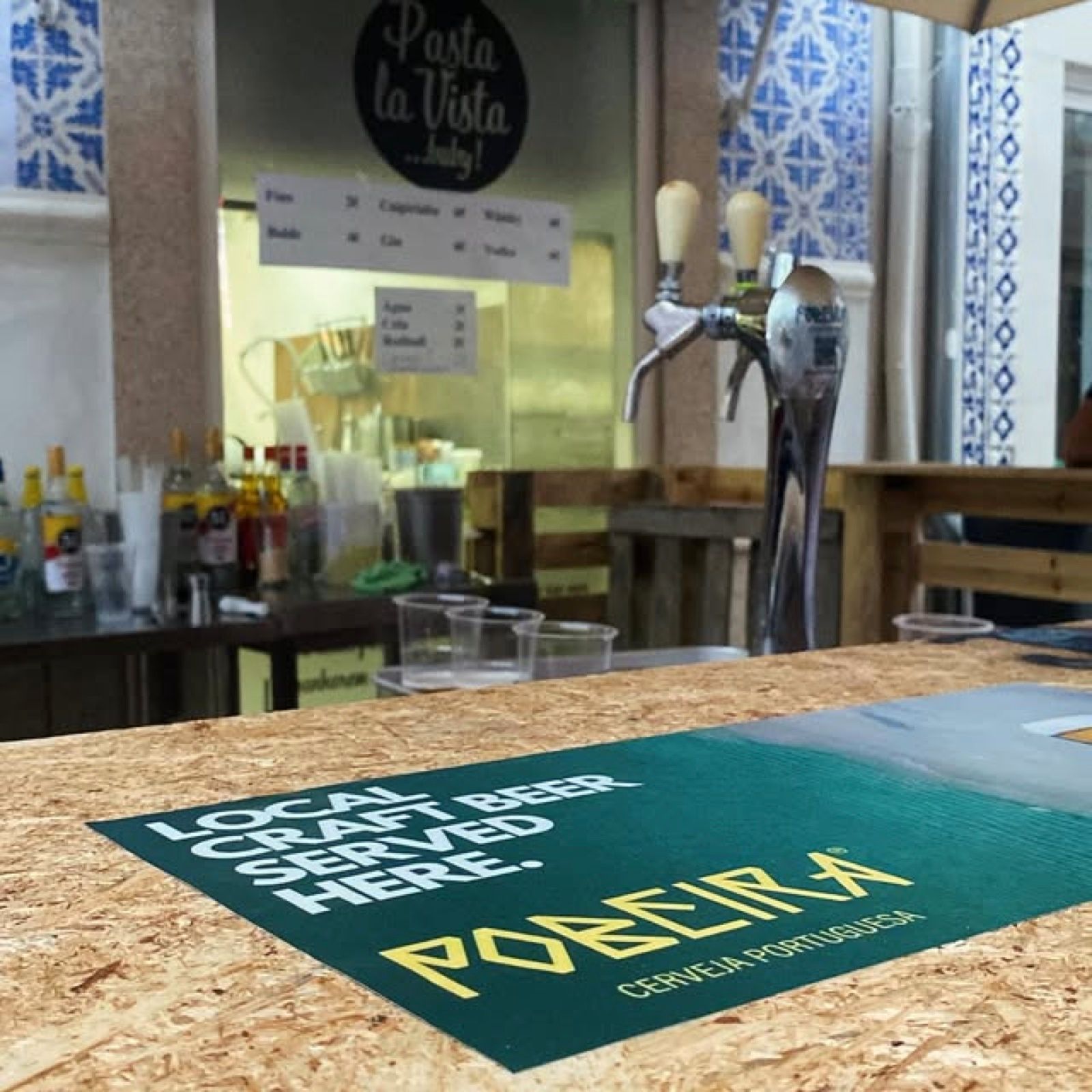 Esplanada com azulejos e cerveja artesanal Poveira