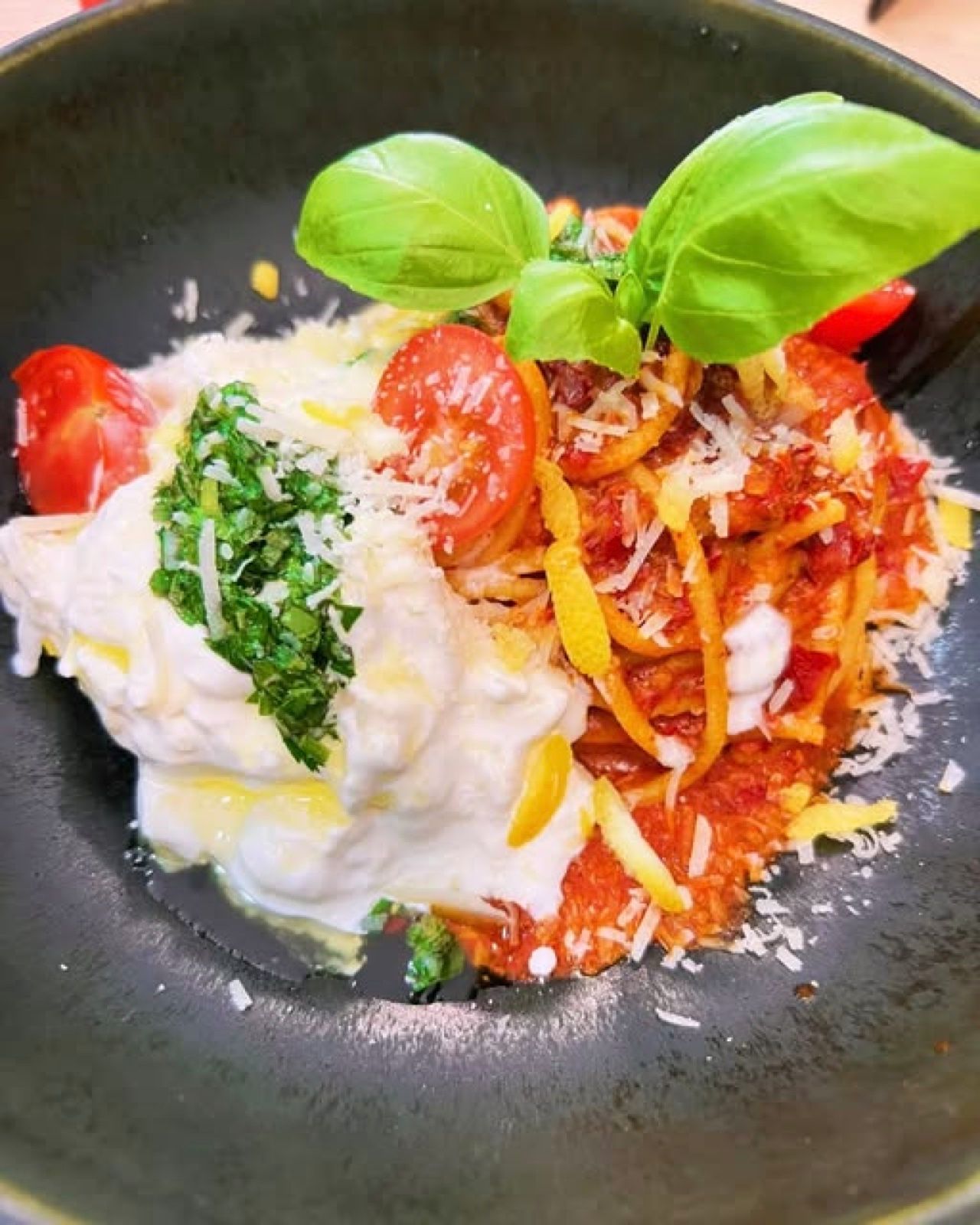 Spaghetti com nduja, tomate, stracciatella e gremolata